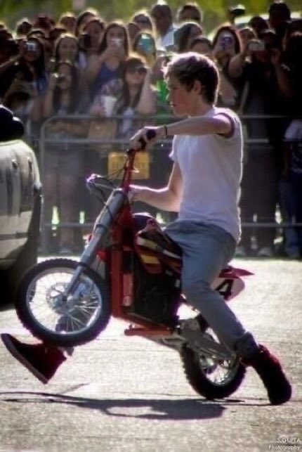 nialldadbot's tweet photo. "como é o nome daquele cara que dirige a moto da musica que você escuta, filha? dj henrique de ferraz? olha, sou o dj henrique de ferraz" https://t.co/Ov1xmuMxrX