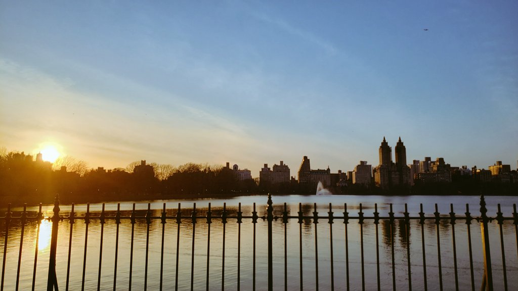 Day's end at the Central Park Reservoir @spann @StateOfMindNYC @NYCSightsSounds @NY1weather @NY1 @accuweather @Wx_Max @NY_WX #centralpark #whyiwalk #WeatherAlert #weather @agreatbigcity @accuweather @NYCDailyPics