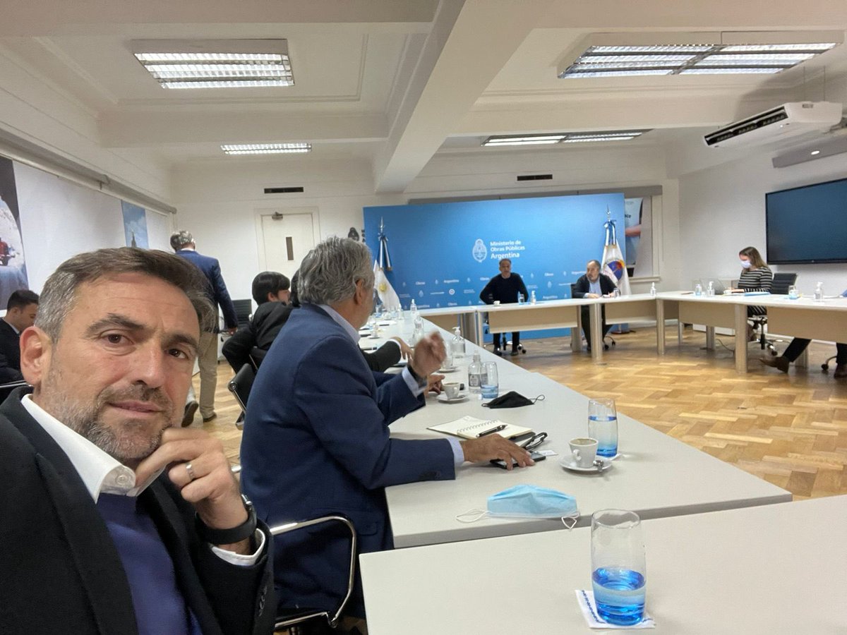 La <a href="/UCRNacional/">Unión Cívica Radical</a> acompaña a los intendentes e intendentas del radicalismo de todo el país, en defensa de los gobiernos locales, sus intereses y del federalismo. Junto al presidente de nuestro partido, <a href="/GerardoMorales/">Gerardo Morales</a>, en el Ministerio de <a href="/ObrasPublicasAR/">Ministerio de Obras Públicas</a> y el <a href="/MindeTransporte/">Ministerio de Transporte</a>.