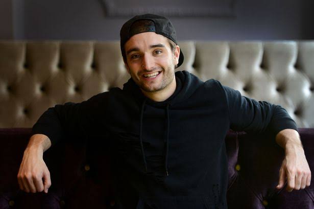 A gente nunca espera postar uma notícia dessas. Hoje nosso querido <a href="/TomParker/">Thomas Parker</a> nos deixou no auge de seus 33 anos depois de uma dura batalha contra o câncer. Nossos sentimentos estão com todos os fãs, amigos e familiares. Você sempre foi nosso favorito(e sempre será 🖤) RIP, tommy