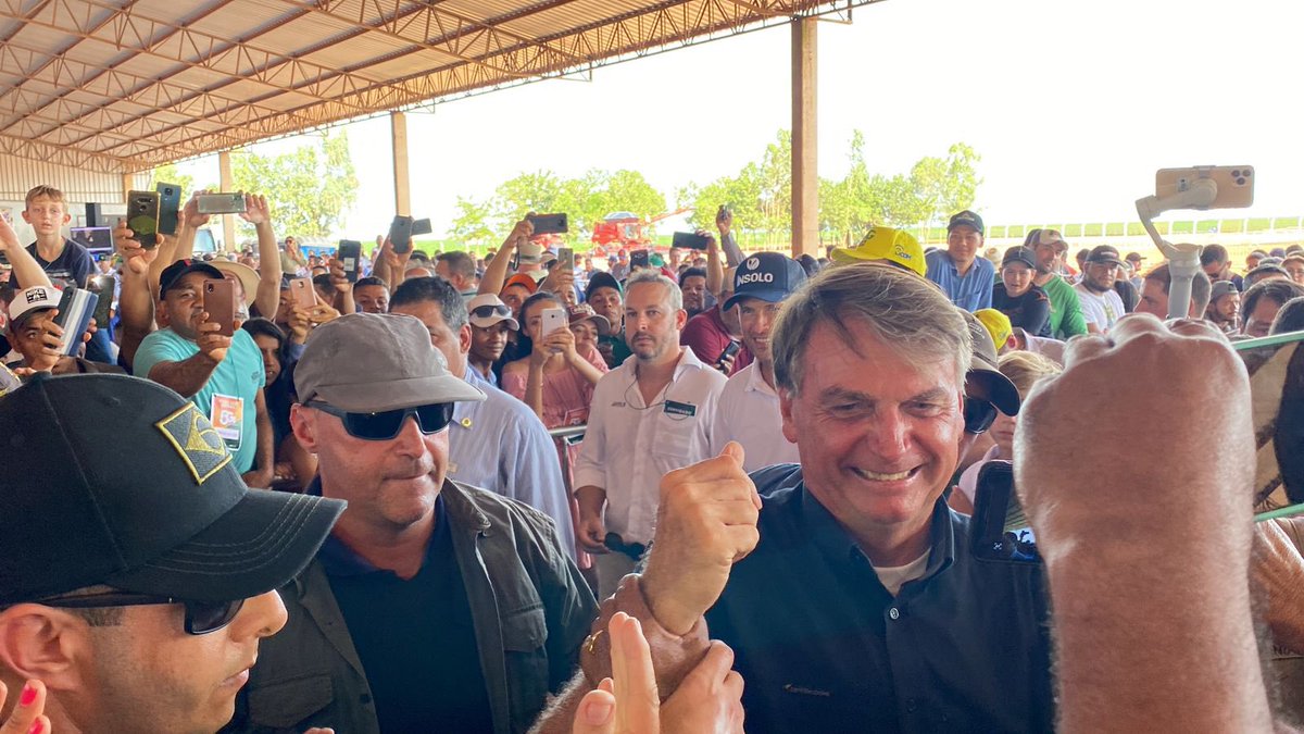 antonio_chies's tweet photo. Nunca gritei com uma autoridade, bom, até hoje… nessa entrada do PR @jairbolsonaro no lançamento do 5G do AGRO na #Insolo no #PiauiQueProduz passaram tbm os ministros e entre eles MIN @joaoromaneto e aí: MINISTRO JOÃO ROMA VAMOS GANHAR NA BAHIA E TIRAR DO ATRASO 🇧🇷👍🏽 https://t.co/lvN26hQRil