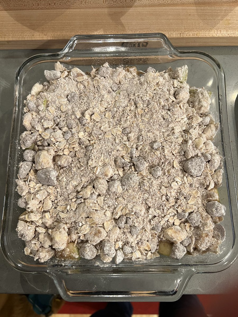 pdedpharmd's tweet photo. Before and after homemade apple crisp π€€ #girlcancook https://t.co/sinGhpId96