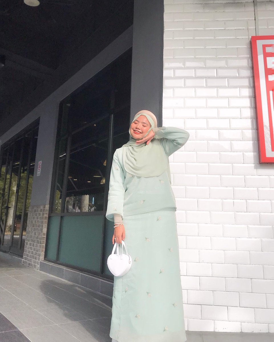 Ada yang tema warne ni ke tahun ni? 😝

Btw shawl tu dari geeta memang best gila dah la susah nak ronyok so kalau husband korang terduduk kat tudung masa pagi raya kita tak jadi singa 🤣