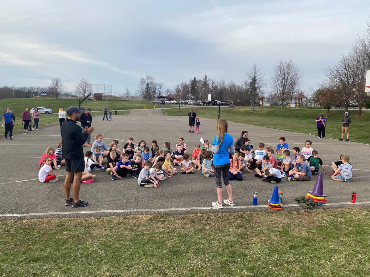 SaraCoon9's tweet photo. Another successful Training run tonight! Thanks to all who came out to join us! Had 2 runners sign up on the spot! So fun! Welcome to the team! Thanks to Mrs. Spaulding for taking the lead and Coach Derrick for coming out to answer questions &amp; training with our team! https://t.co/XNpCJKso9Y