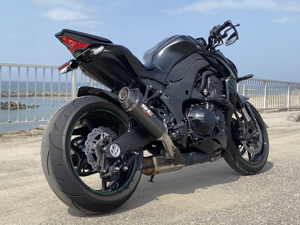 誕生日ということで奥様からカワサキKR500のキットをもらった。古くて
