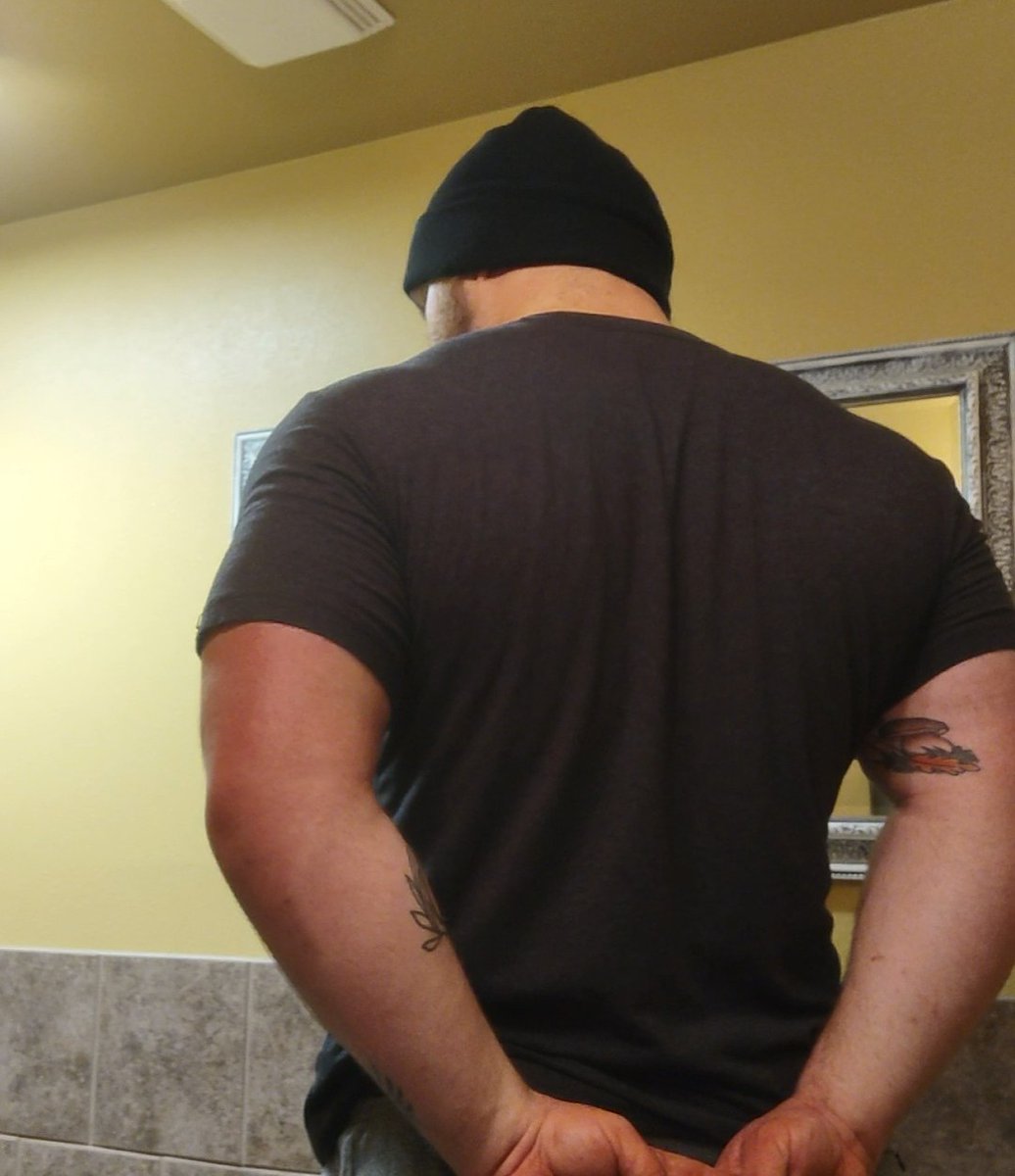 berdybeyer's tweet photo. I'd like to think I'm doing something right but I felt like shit today so I took some half assed pics. #LGBTQ #gymrat https://t.co/MBbFg4prfE