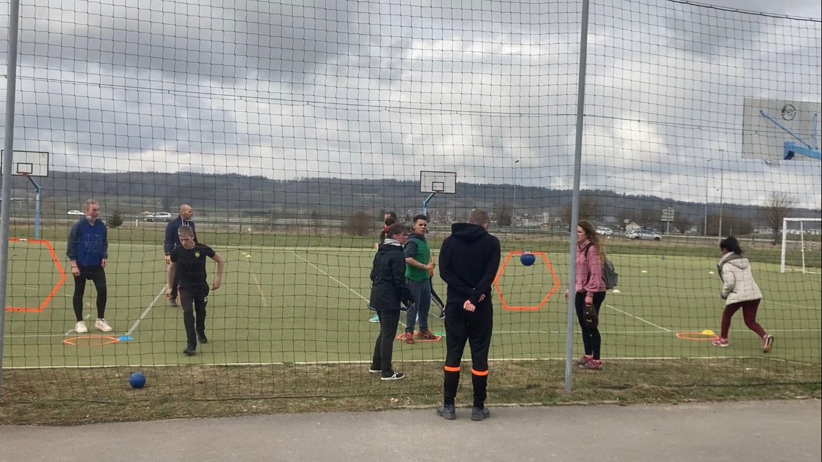 Ppal_Clg_Aubrac's tweet photo. Un après-midi #SportsPartagés au Clg Aubrac ds le cadre de @UNSS. Pour les élèves du district, le partage d'un moment privilégié autour de la pratique sportive, de la réussite de chacun et d’un apprentissage du mieux vivre ensemble . 
BRAVO À TOUS LES PARTICIPANTS ET ENCADRANTS ! https://t.co/8uXspoLLtt