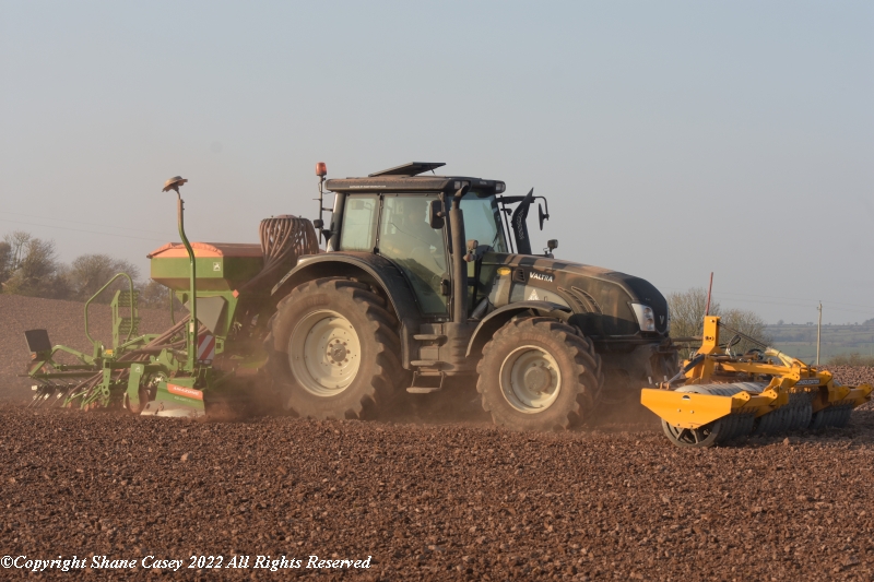sgcaseyck25's tweet photo. #SpringTillage2022 An interesting few days out and about with the camera. Some amount of ground being planted with ground conditions near perfect hopefully giving crops a great start
#IrishTillage #IrishFarming #IrishAgri https://t.co/Qs1pv7Ustb