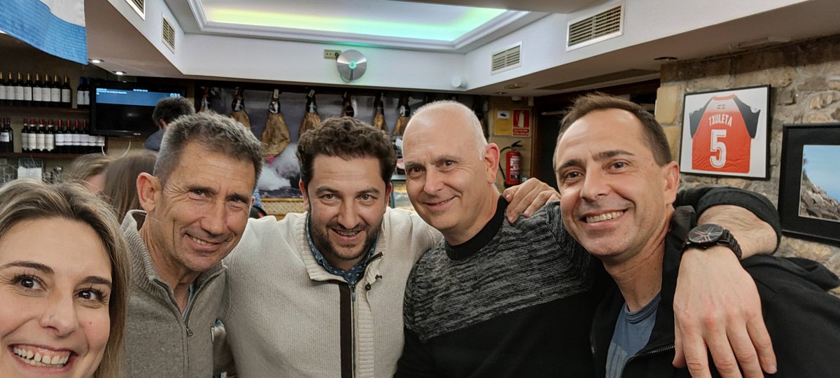 Henar35's tweet photo. @iestala @carlosplus @Berasategui Aquí la prueba de ese momento txakoli!!! Graciass https://t.co/2pUYUQHHg5