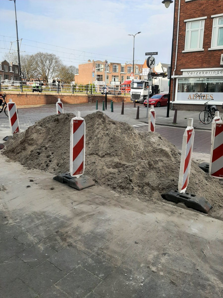 Beste <a href="/Gem_Rijswijk/">Gemeente Rijswijk</a>, hoe lang blijft deze berg zand nog liggen op de Nassaukade? Ligt er al meer dan een maand zonder enige activiteit