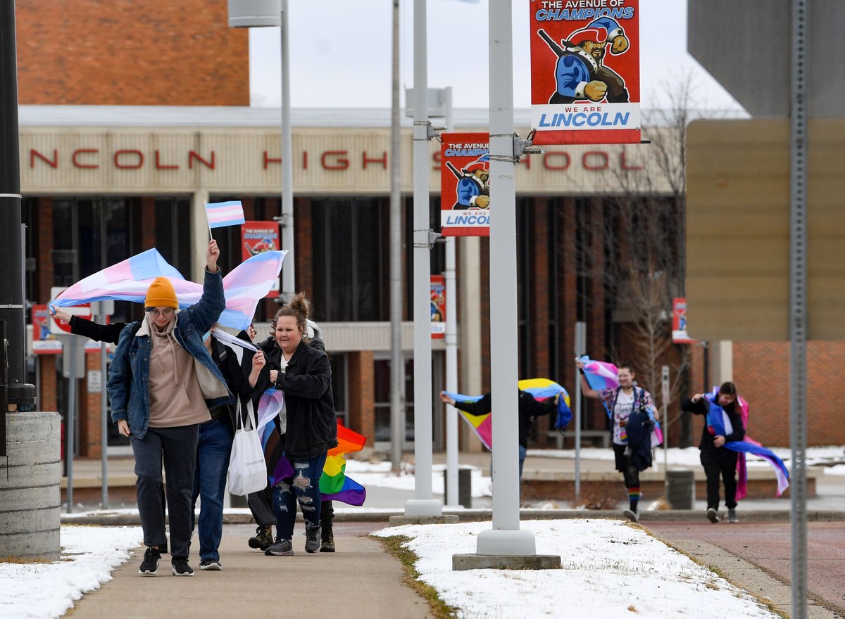 EEWoodiel's tweet photo. Nearly 50 Lincoln High School students walked out of class this afternoon to protest anti-LGBTQ+ legislation. Small numbers of students trickled out over the first 10-15 minutes to join the larger group across Cliff Avenue. https://t.co/xirhTIQXgM https://t.co/fbH1PEeW11