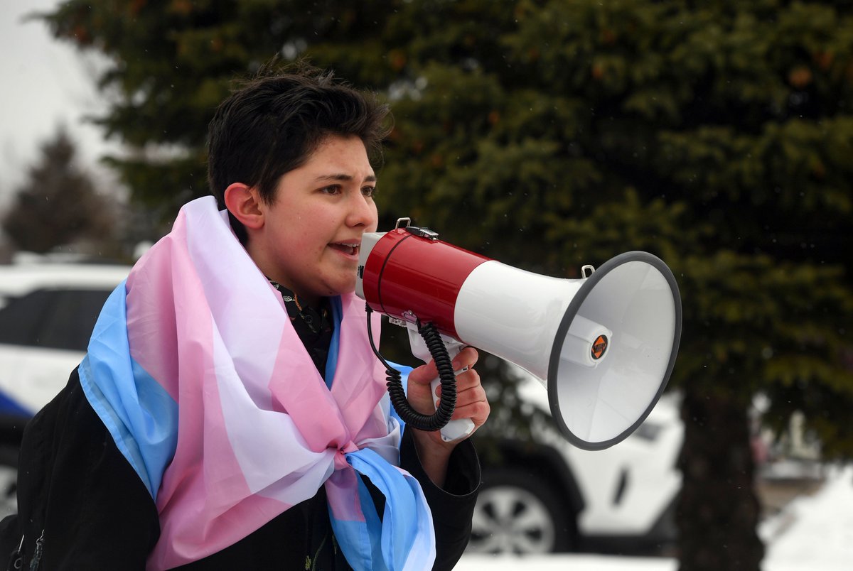 EEWoodiel's tweet photo. Nearly 50 Lincoln High School students walked out of class this afternoon to protest anti-LGBTQ+ legislation. Small numbers of students trickled out over the first 10-15 minutes to join the larger group across Cliff Avenue. https://t.co/xirhTIQXgM https://t.co/fbH1PEeW11