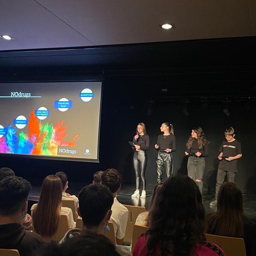EpiaOlot's tweet photo. ORGULLOSOS DEL NOSTRE ALUMNAT ! 2a part de les presentacions dels projectes en anglès,  d’emprenedoria social de 3r d’ESO: projectes per canviar el món !
Gràcies famílies per la vostra participació i confiança 
@escolapiacat 
#esoolot https://t.co/SLELcUF4dm