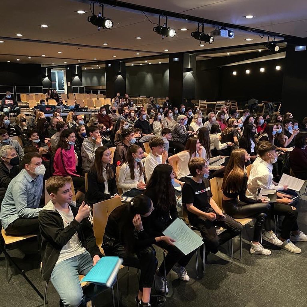 EpiaOlot's tweet photo. ORGULLOSOS DEL NOSTRE ALUMNAT ! 2a part de les presentacions dels projectes en anglès,  d’emprenedoria social de 3r d’ESO: projectes per canviar el món !
Gràcies famílies per la vostra participació i confiança 
@escolapiacat 
#esoolot https://t.co/SLELcUF4dm