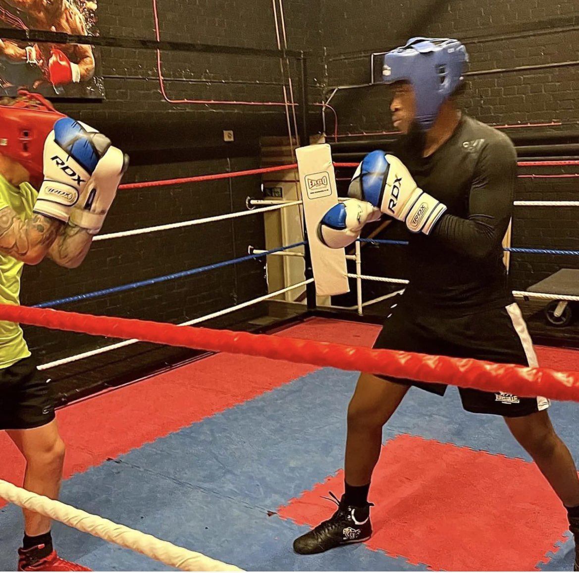 _JamesLinnane's tweet photo. Just over a week to go now until fight night 👊 really enjoyed training down at my old amateur boxing club with some of the up and coming local boxers. If you’d like to donate click here; https://t.co/xpqVcrilTT #CharityBoxing #CancerResearch #SwaleGloves #Community https://t.co/I7zvHOB4OC