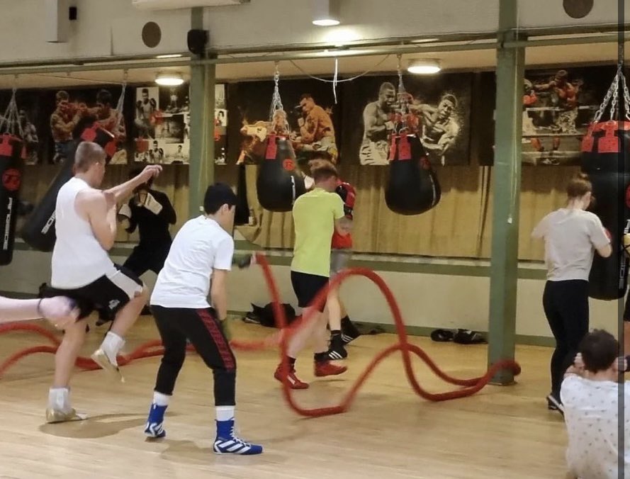 _JamesLinnane's tweet photo. Just over a week to go now until fight night 👊 really enjoyed training down at my old amateur boxing club with some of the up and coming local boxers. If you’d like to donate click here; https://t.co/xpqVcrilTT #CharityBoxing #CancerResearch #SwaleGloves #Community https://t.co/I7zvHOB4OC