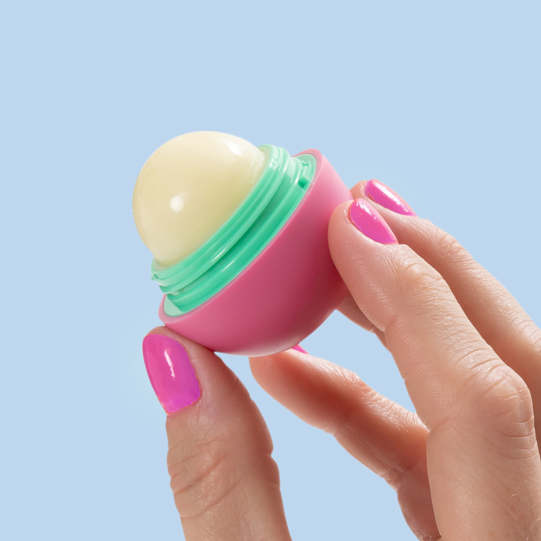 fivebelow's tweet image. beauty basket stuffers?? yes pls! 😍🐰 stuff your baskets with super cute essentials—like our #eos lip balm! 🍓🌸 shop all of our beauty basket stuffers in stores &amp;amp; online now for JUST $5 &amp;amp; less! bit.ly/3NLev8b 💅✨ #basketstuffers #beautyonabudget #fivebelowfinds
