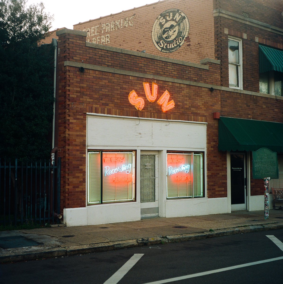 scottenlowphoto's tweet photo. Morning stroll in, Memphis 💫

#mediumformat #yashicamat #heylomography #lomo800 https://t.co/Y0EPNGCJFO
