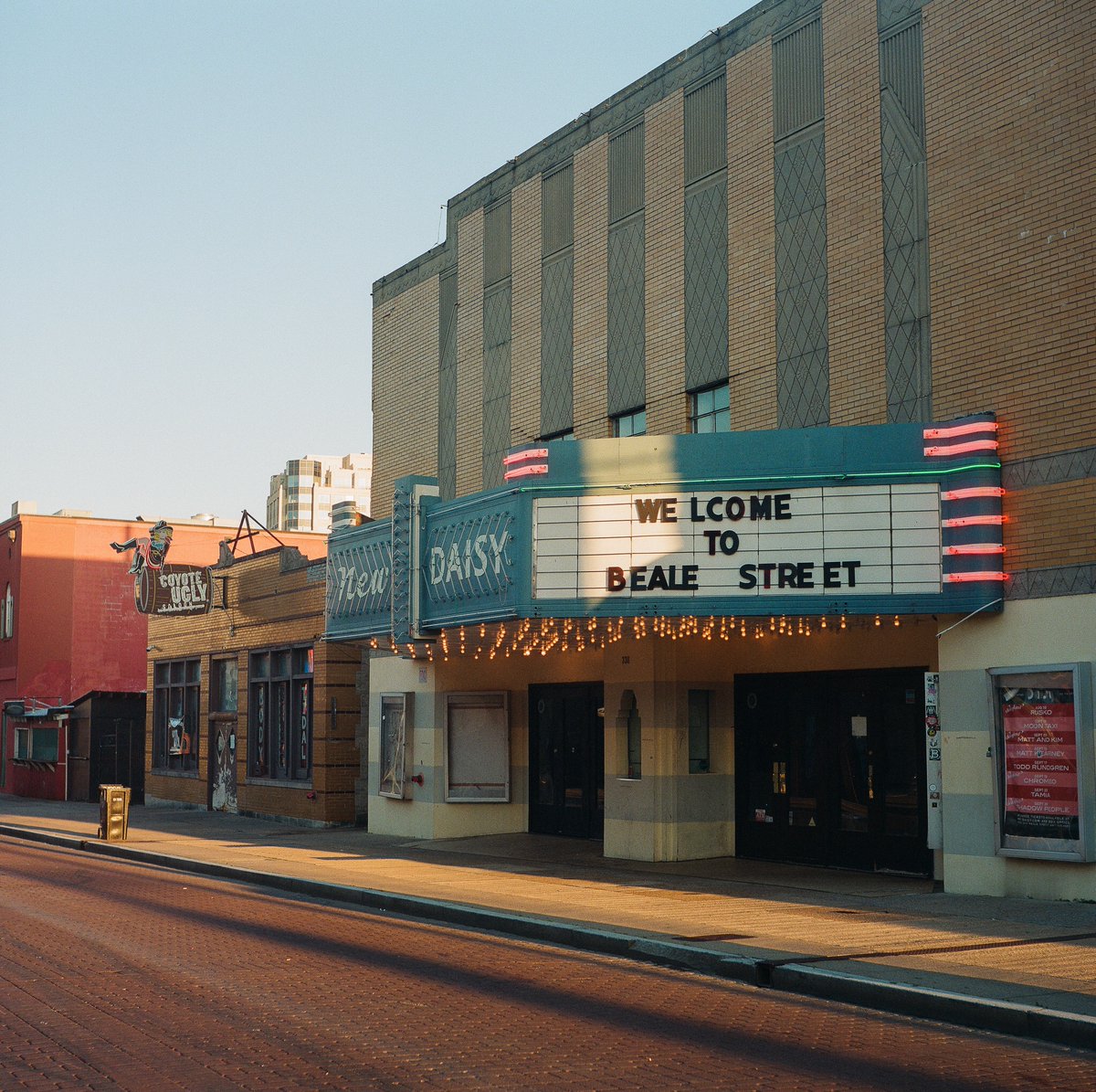 scottenlowphoto's tweet photo. Morning stroll in, Memphis 💫

#mediumformat #yashicamat #heylomography #lomo800 https://t.co/Y0EPNGCJFO
