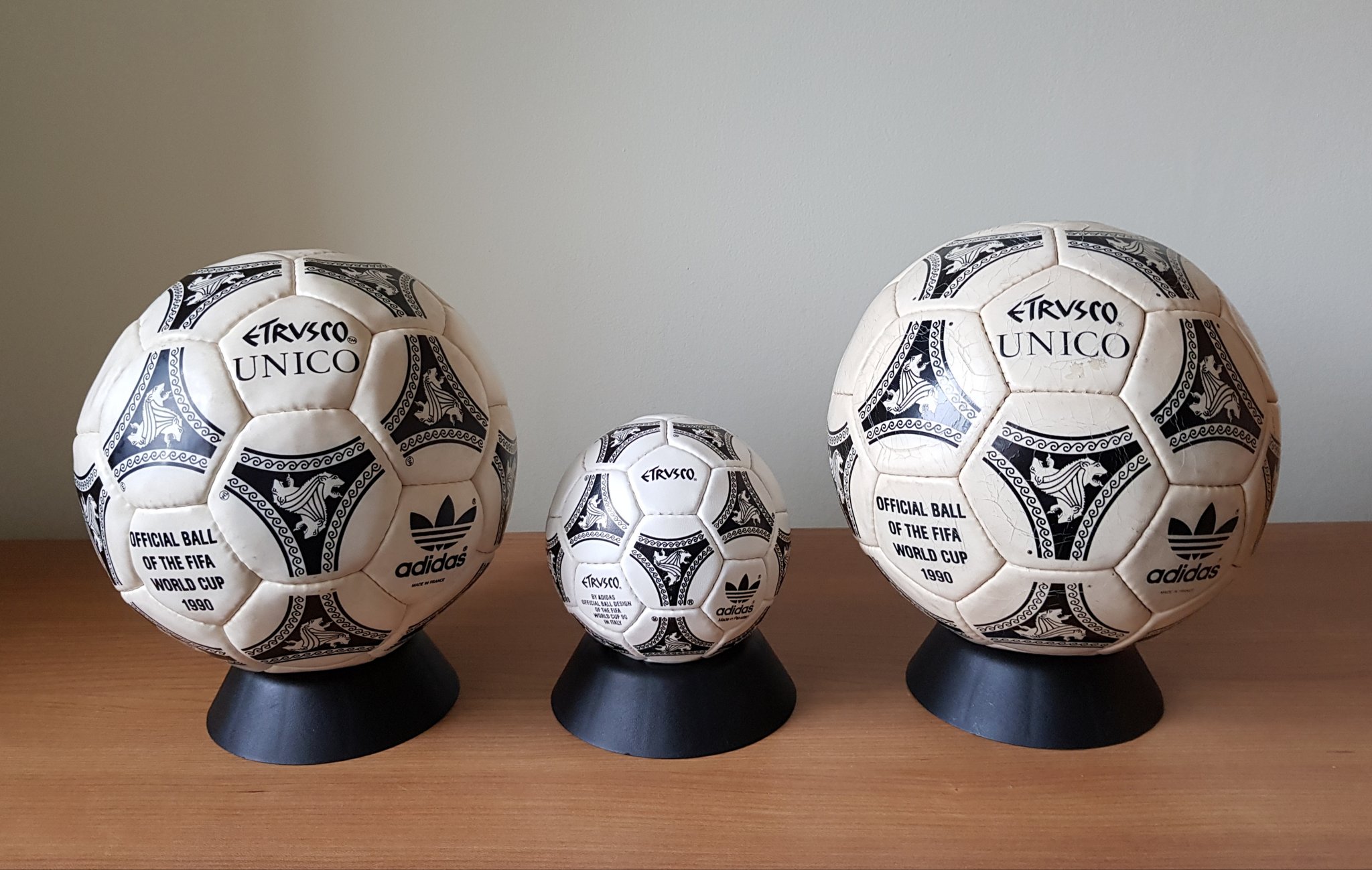 Fácil de leer máquina Viva Rob Filby on Twitter: "Adidas Etrusco - 1990 World Cup Official Match Ball  Made in France. (R) version, TM version and original mini ball #etrusco  #etruscounico #adidasetrusco #wmball #worldcupball #1990worldcup #italia90  #italy90 #