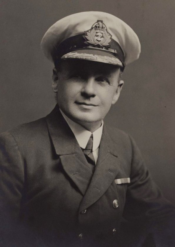 RecklessRexpert's tweet photo. Charles Herbert Lightoller survived the sinking by climbing atop an upside-down collapsible lifeboat. He died 40 years later on 8 Dec 1952 (age 78), a victim of the Great London Smog. If he were somehow supernaturally still alive, he would be 148 today #HappyHistoricalBirthday https://t.co/Vufvl5shiw