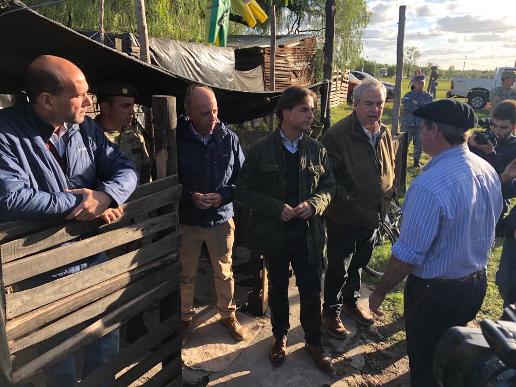JavierGarcia_Uy's tweet photo. Esta tarde junto al presidente @LuisLacallePou en la ciudad de Mercedes, tras el temporal que afectó ayer a la capital de Soriano. Dialogamos con personas afectadas, y recorremos los barrios dañados junto al intendente @besozzi_guille y los ministros @Luisaheber y @MartinLemaUy https://t.co/6b2XvGvnYZ