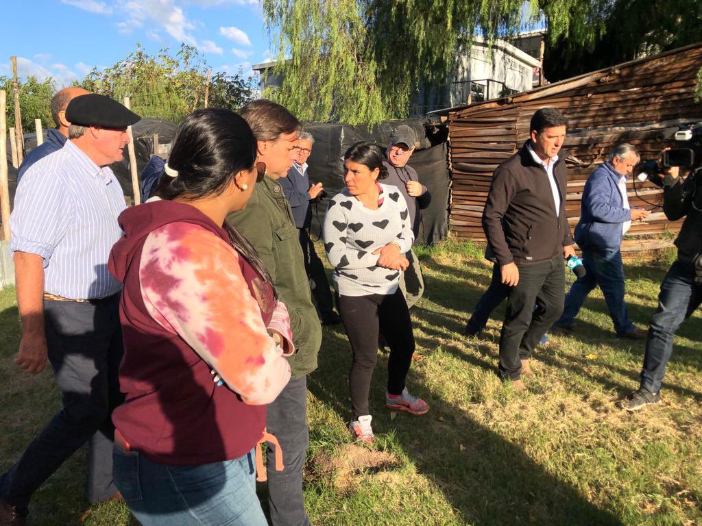 JavierGarcia_Uy's tweet photo. Esta tarde junto al presidente @LuisLacallePou en la ciudad de Mercedes, tras el temporal que afectó ayer a la capital de Soriano. Dialogamos con personas afectadas, y recorremos los barrios dañados junto al intendente @besozzi_guille y los ministros @Luisaheber y @MartinLemaUy https://t.co/6b2XvGvnYZ