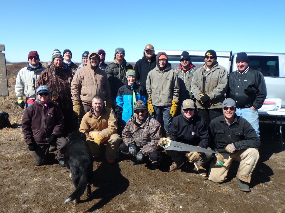 clcmnedu's tweet photo. Some of our Natural Resources students and instructors volunteered to help cut brush at the Gun Lake WMA near Palisade.
#CLCcares #givingback https://t.co/U9fqSWLXUy