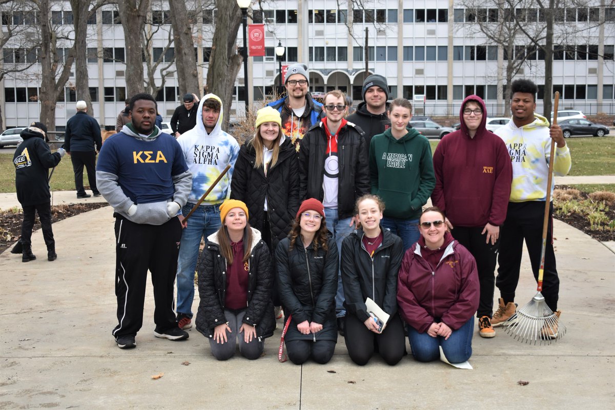 theuofolivet's tweet photo. Today was Olivet College's annual Spring Service Day! Students spent their day volunteering on campus and in local communities, followed by a picnic-style lunch in the Kirk Center. #OCNation #BeMoreDoGood #GoCOMETS https://t.co/sYeiGVK7WT