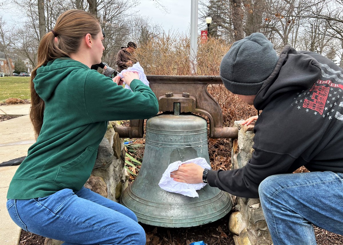 theuofolivet's tweet photo. Today was Olivet College's annual Spring Service Day! Students spent their day volunteering on campus and in local communities, followed by a picnic-style lunch in the Kirk Center. #OCNation #BeMoreDoGood #GoCOMETS https://t.co/sYeiGVK7WT
