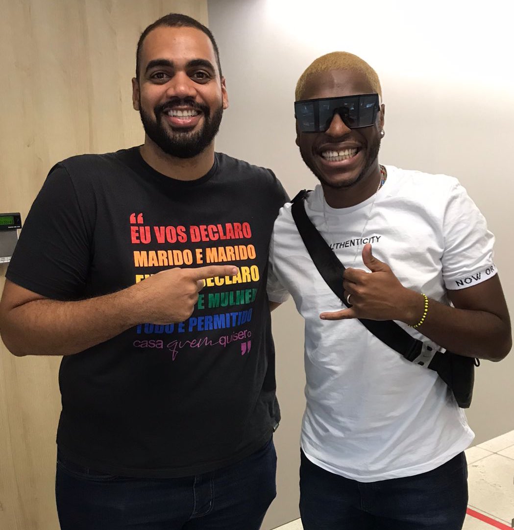 pedromoreno90_'s tweet photo. Agora há pouco, gravamos o episódio dessa semana do @ubuntu_ec com o Yuri Marçal, um dos grandes da nossa geração. E tá SENSACIONAL!

Resenha máxima! Papo foi do Galo, claro, até o soco do Oscar, passando por representatividade e debate racial. Sexta, no @geglobo! https://t.co/YtlRsWIVHn
