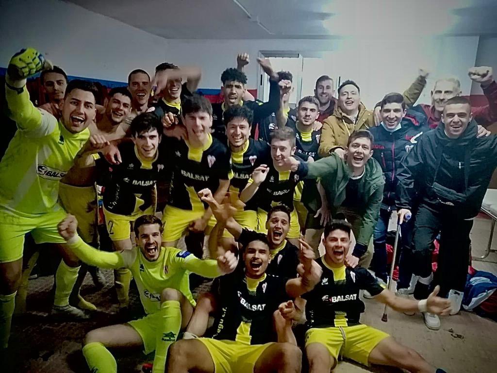 El “orgullo de cantera” volvió a Laviana si… Y como volvió!!! Él que escupe para arriba al final le cae encima!! Hablamos en el campo primero!!! VAMOOOOOOOOS GLORIOSO L’ENTREGU!!!❤️🤍