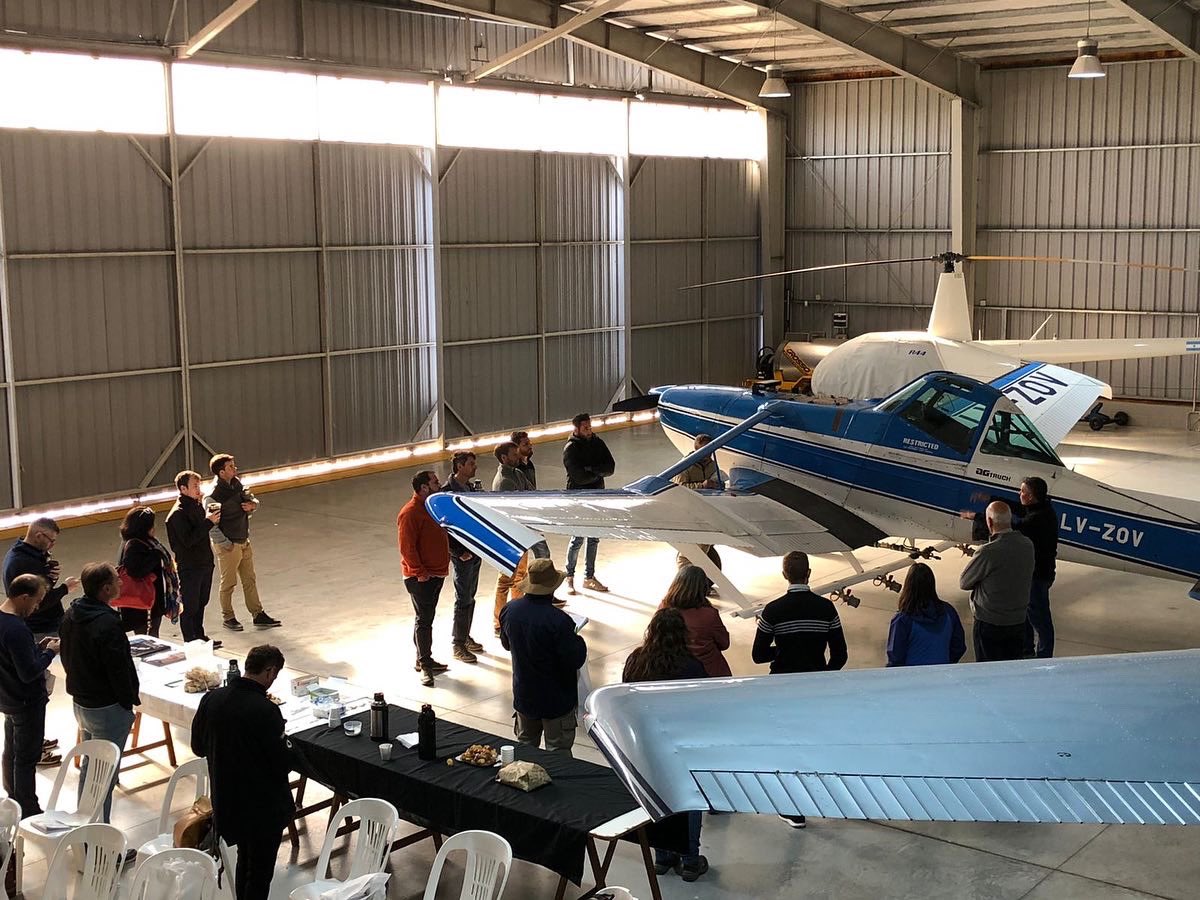 aerotrab's tweet photo. Hoy tuvimos el agrado junto a @Aeroaplicadores y @apc_grupo de recibir a los profesionales de INTA para realizar ensayos e intercambiar información bajo el convenio de cooperación mutua entre INTA y FEARCA. https://t.co/OL1qZgy9ty