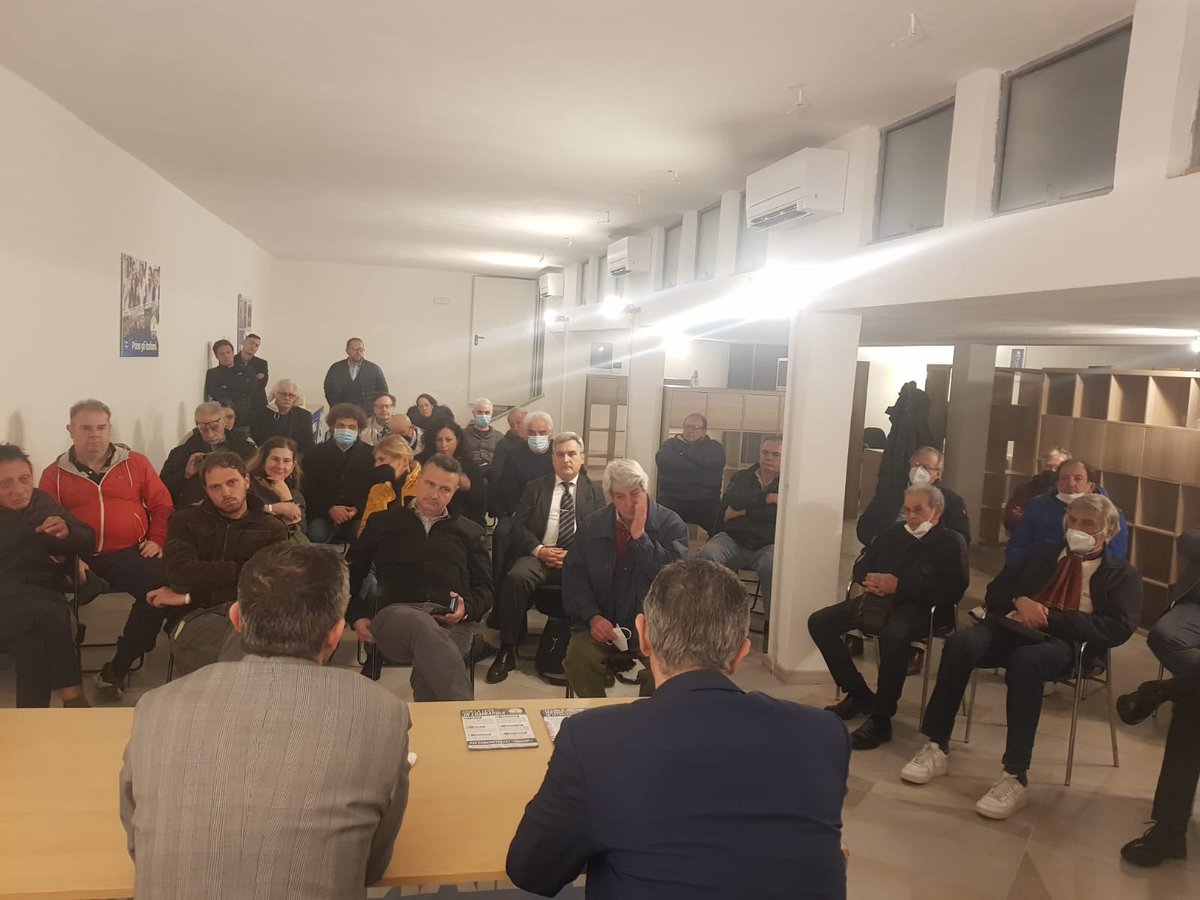 LegaMilano's tweet photo. Questa sera,
presso la sede #Lega di Viale Toscana, si è svolto un interessante e vivace confronto tra i presenti, sostenitori Lega e cittadini, ed il Consigliere regionale @MaxBastoni , la Consigliera comunale Annarosa #Racca ed il Commissario #Lega @bologninistefan https://t.co/zUvH3ZbFzJ
