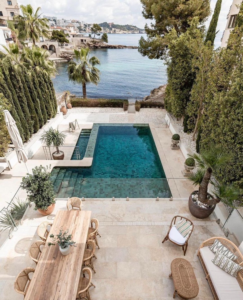 If perfection existed 😍
•
#design #swimmingpool #luxurydesign #interiortemple
•
Ig : haus_decoracion