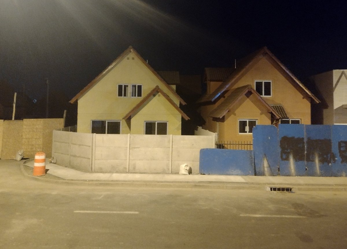 DresClan's tweet photo. @dloisga @APilartz Mientras tanto la inmobiliaria #Enaco en #Machalí dejan un metro en aceras para peatones y cero posibilidad para arbolado urbano .
La proporción entre la calle vehicular,acera y arbolado, es absurda y no se cómo aún se permite este tipo de urbanización 🤦🏽🤦🏽 https://t.co/cJbJd8AM7R