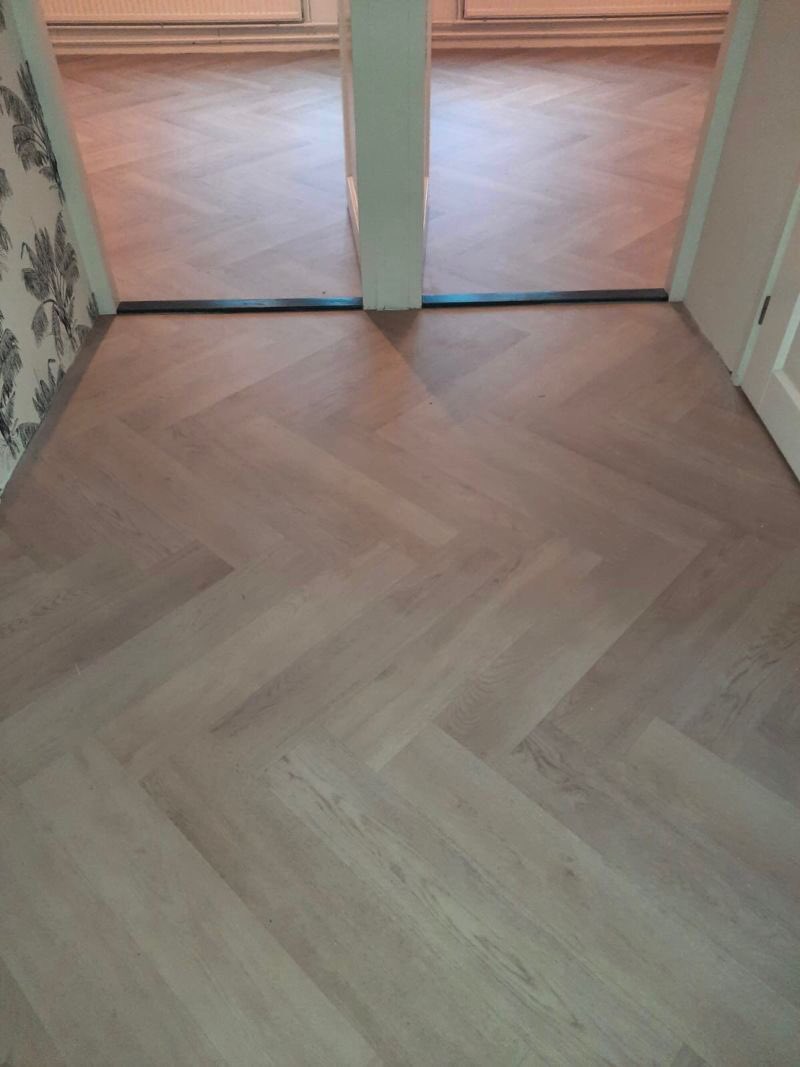 ErikJoldersma's tweet photo. Nee dit is geen pvc visgraat vloer maar #novilon #vinyl van @forboflooring met een visgraatpatroon. Hier op een bovenverdieping gelegd door onze vakmensen en natuurlijk keurig op patroon! Uiteraard hebben we eerst de vloeren geëgaliseerd met de producten van @Eurocol_Tips https://t.co/1TV3hqfbX6