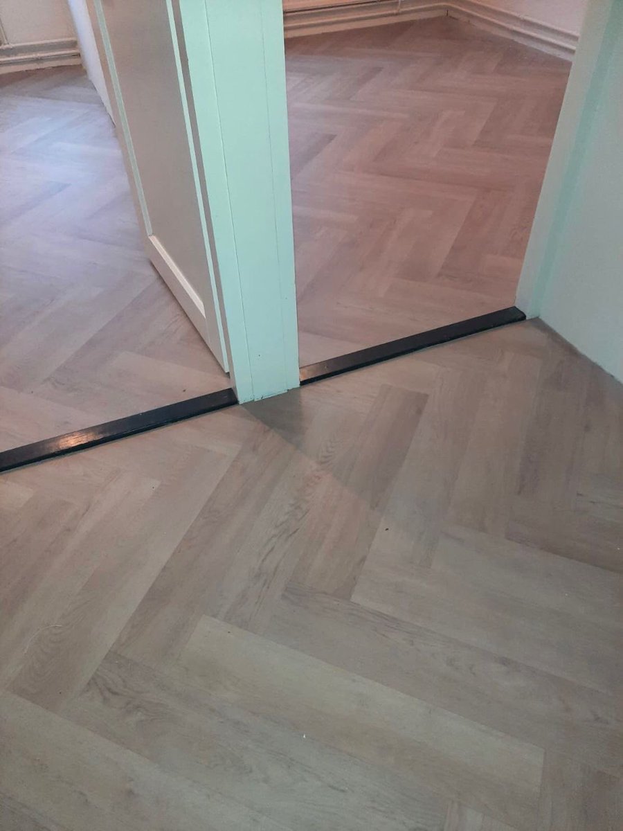 ErikJoldersma's tweet photo. Nee dit is geen pvc visgraat vloer maar #novilon #vinyl van @forboflooring met een visgraatpatroon. Hier op een bovenverdieping gelegd door onze vakmensen en natuurlijk keurig op patroon! Uiteraard hebben we eerst de vloeren geëgaliseerd met de producten van @Eurocol_Tips https://t.co/1TV3hqfbX6