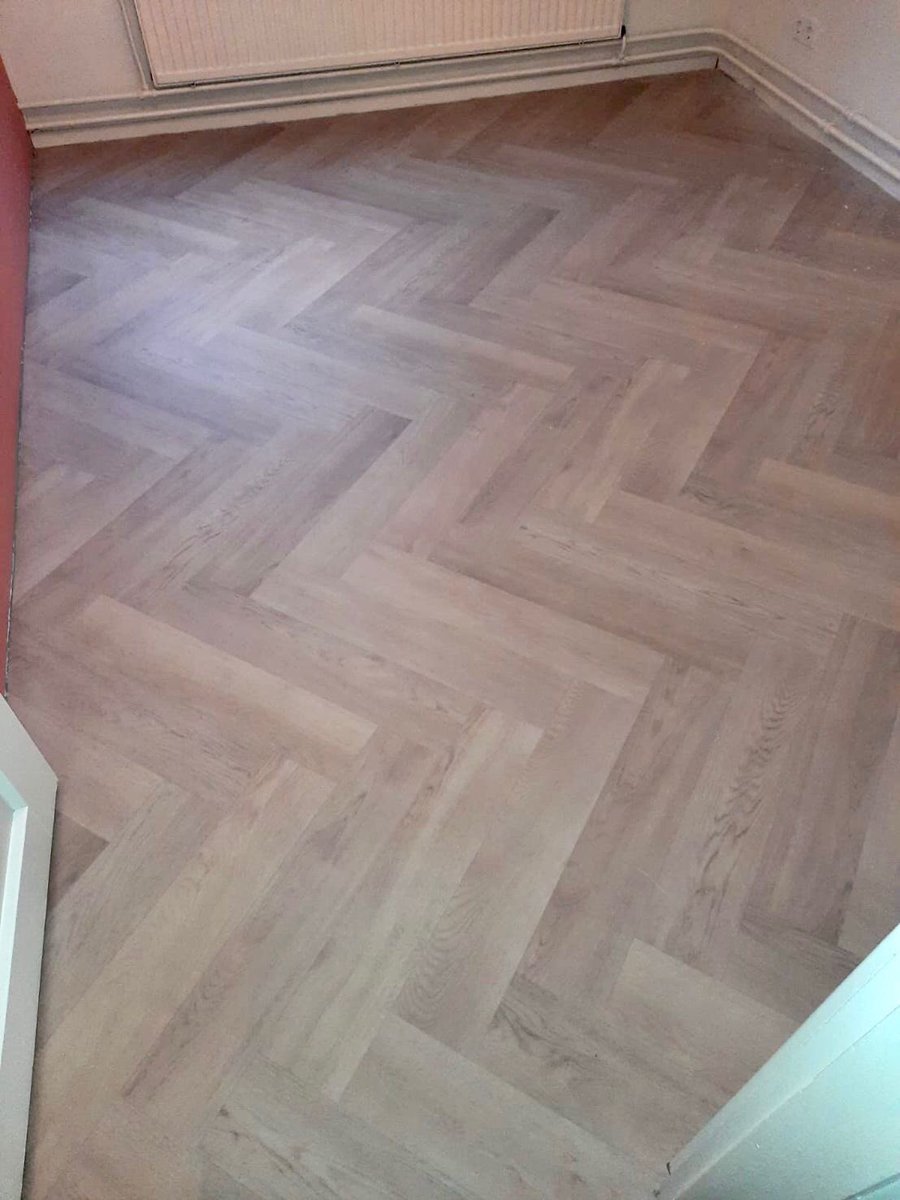 ErikJoldersma's tweet photo. Nee dit is geen pvc visgraat vloer maar #novilon #vinyl van @forboflooring met een visgraatpatroon. Hier op een bovenverdieping gelegd door onze vakmensen en natuurlijk keurig op patroon! Uiteraard hebben we eerst de vloeren geëgaliseerd met de producten van @Eurocol_Tips https://t.co/1TV3hqfbX6
