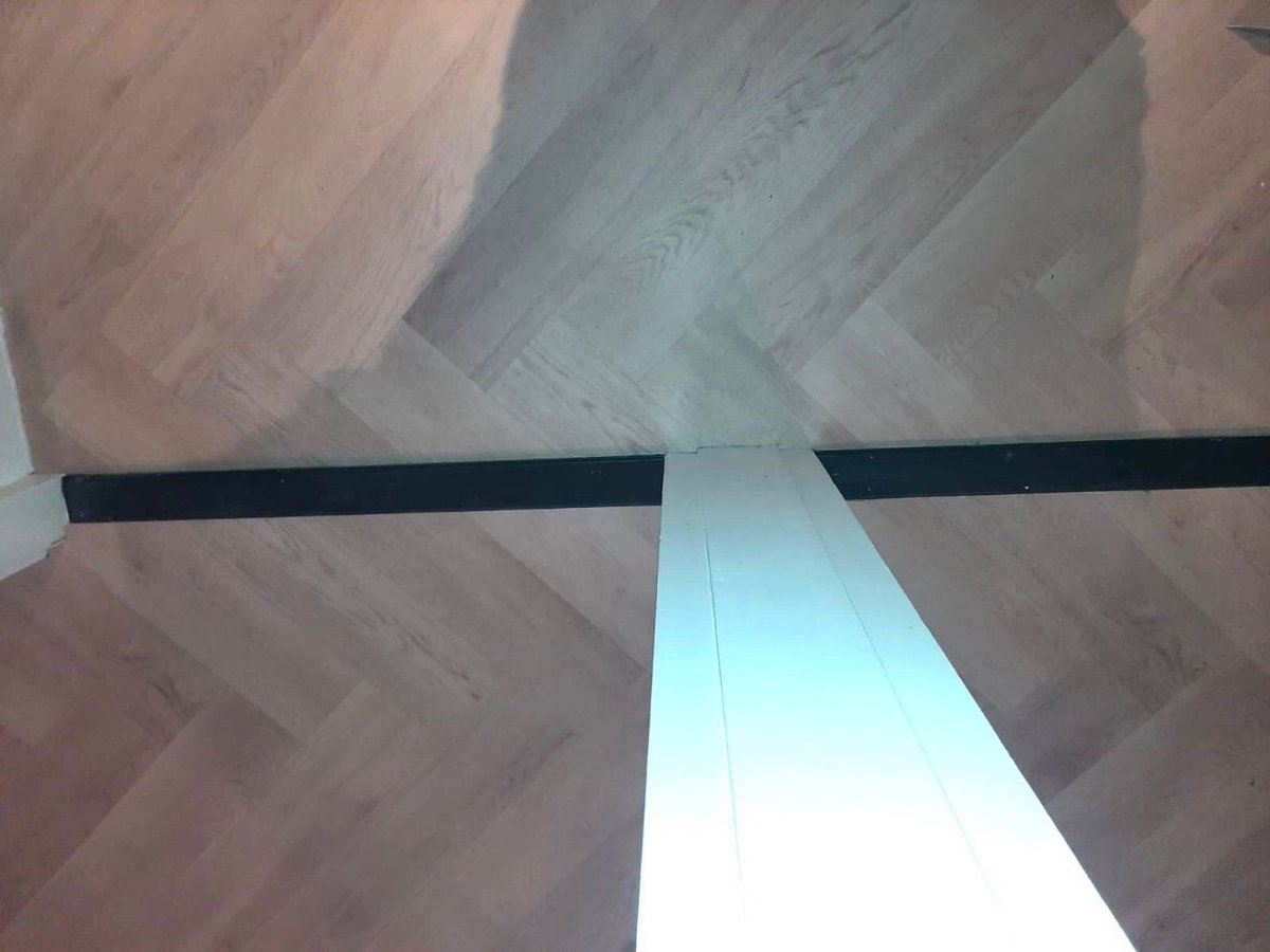 ErikJoldersma's tweet photo. Nee dit is geen pvc visgraat vloer maar #novilon #vinyl van @forboflooring met een visgraatpatroon. Hier op een bovenverdieping gelegd door onze vakmensen en natuurlijk keurig op patroon! Uiteraard hebben we eerst de vloeren geëgaliseerd met de producten van @Eurocol_Tips https://t.co/1TV3hqfbX6
