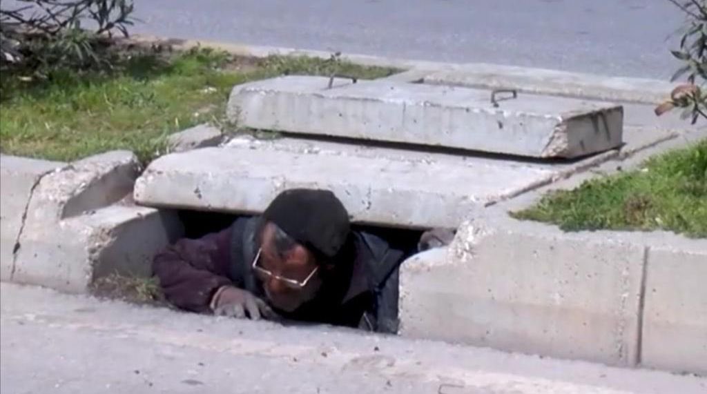 jurnalhabertr's tweet photo. Yer: Antalya. Kablo çalmak için girdiği tünelde mahsur kalan 59 yaşındaki Dursun A.'dan kendisine yardım etmeyenlere:

"Sizin Allah'ınız yok mu?' https://t.co/UVSr2O5zEh