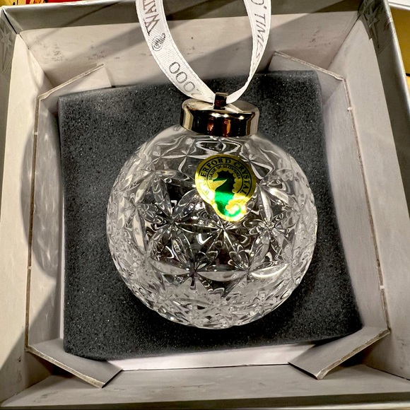 PillowTalkConfi's tweet photo. So good I had to share! Check out all the items I'm loving on @Poshmarkapp #poshmark #fashion #style #shopmycloset #waterfordcrystal: https://t.co/tcFd7z1wqQ https://t.co/6q9rgSVYDr