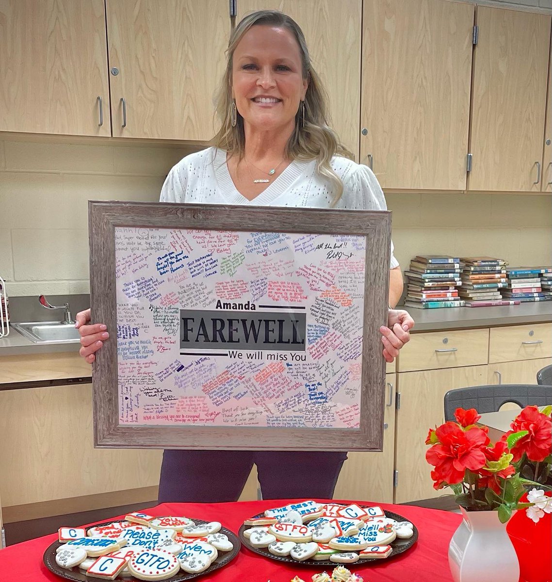 CISDSuptEA's tweet photo. …when your coworkers/friends know your love language (gimme all the words and leave me with none). 

New adventures await, but my CHMS family will always hold a special place in my heart. 🐾❤️ https://t.co/nGZsTBjImg