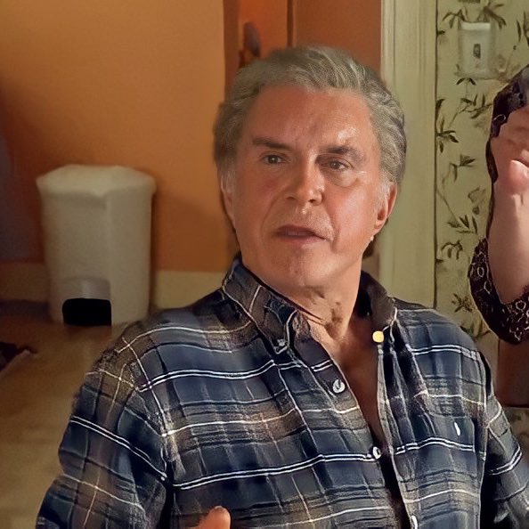 21stcgiirl's tweet photo. Tia May usando a camisa xadrez do Ben, o amor dela por ele nos pequenos detalhes na trilogia do Raimi. https://t.co/05ju8zOddG