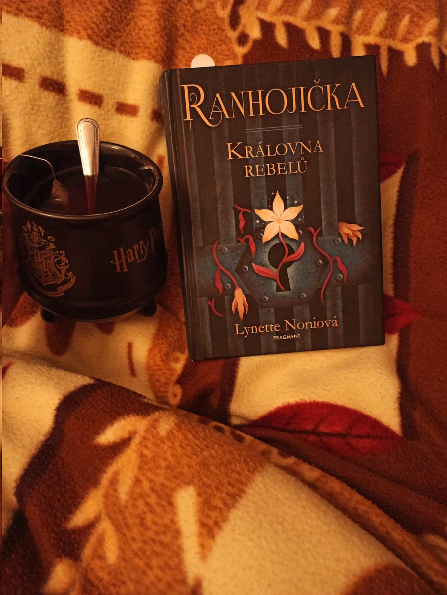 AngieJohanka's tweet photo. Love this moments ❤️ Just me and book, tea in Harry Potter cup and candle ❤️ #harrypotter #tea #LynetteNoni https://t.co/f08eVGSOst