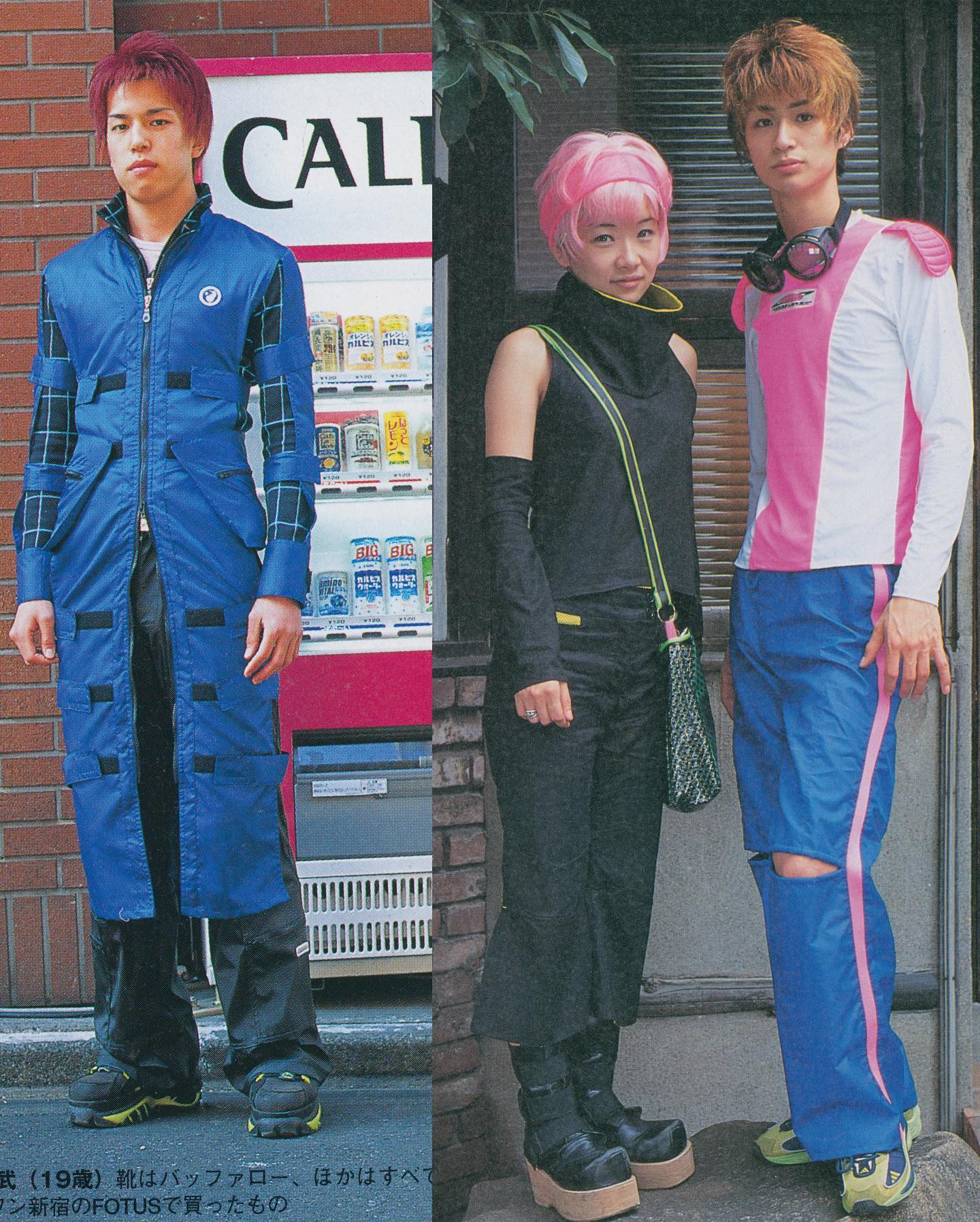 Y2K Aesthetic Institute 💽 on X: KEROUAC Magazine, Vol. 5 (1998) What's  Cyber? (1/4) Featuring popular Y2K fashion labels such as Fötus, Cyberdog,  and more! This article also delves into pop culture