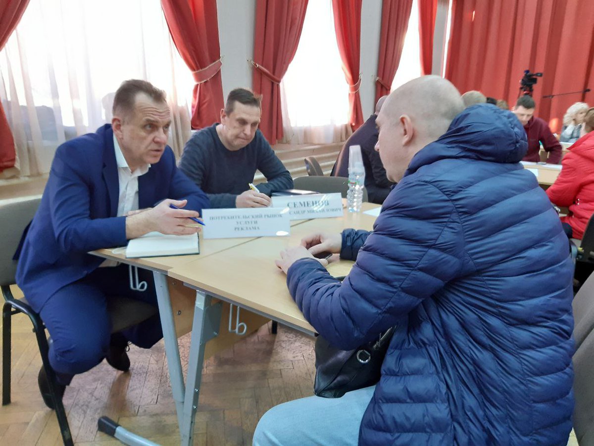 radioluber's tweet photo. Встреча с жителями округа 30 марта прошла в новом формате - выездная администрация.

Актовый зал гимназии 20 был разделён на сектора, где вместе с главой г.о. Люберцы Владимиром Ружицким вели приём все его заместители,  руководители и специалисты… https://t.co/6qmYyTl5Pw https://t.co/7R1uhHxQIi