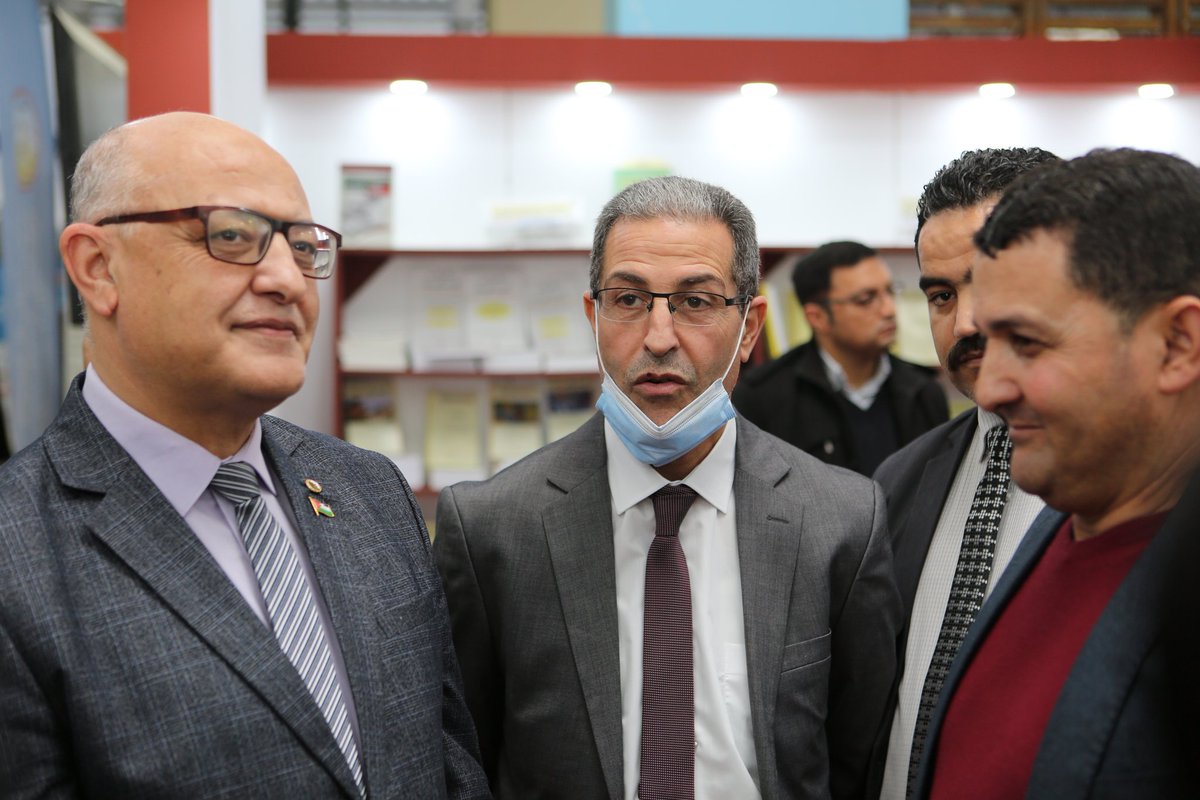 DigitalSila's tweet photo. #سيلا_2022 وزير التكوين و التعليم المهنيين، ياسين  مرابي،  يزور أجنحة الصالون الدولي للكتاب بالجزائر. https://t.co/LQbLayLbx6