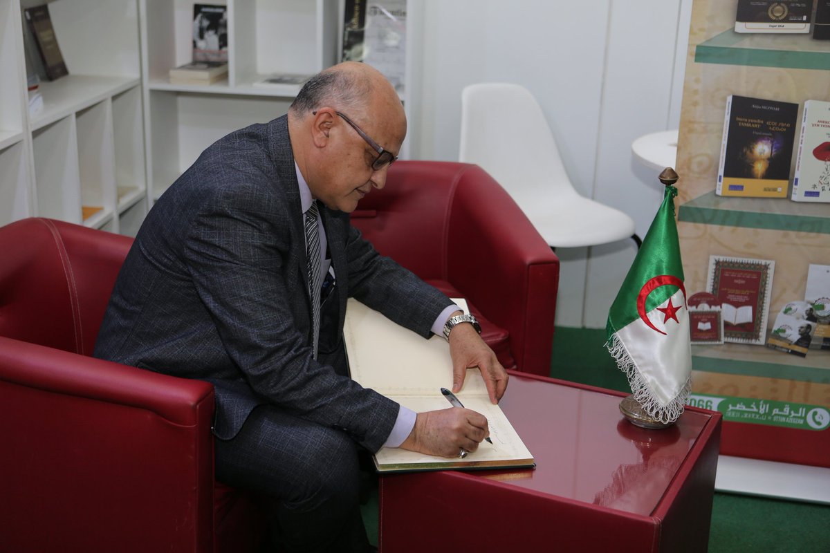 DigitalSila's tweet photo. #سيلا_2022 وزير التكوين و التعليم المهنيين، ياسين  مرابي،  يزور أجنحة الصالون الدولي للكتاب بالجزائر. https://t.co/LQbLayLbx6