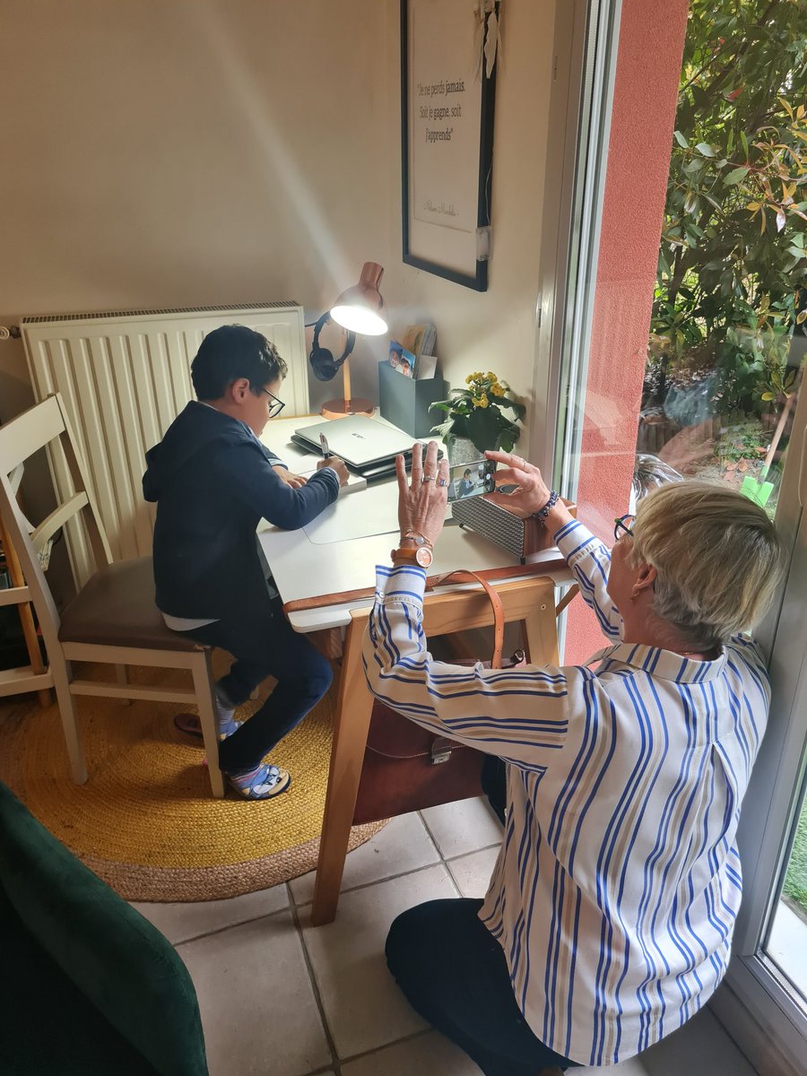 Ce sont toutes ces petites complicités, ces attentions discrètes, ces centaines de sourires qui ont façonné sa vie. Merci ! 💙💙

#lepetitgarçonetléléphant 
#8ansAutisteetAuteur 
<a href="/autiste/">parent Lisette</a> <a href="/EditionsJourdan/">Éditions Jourdan</a>  <a href="/Dr_moji/">Dr Jimmy Mohamed</a>

Issa en pleine  dédicace avec une journaliste ✍